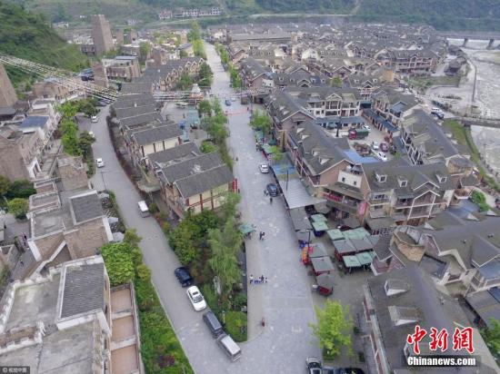 汶川地震九周年，航拍震中映秀鎮小洋樓整齊排列。 莫曉 攝 視覺中國