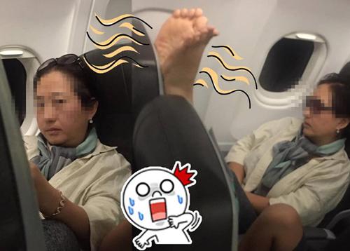韓國(guó)大媽機(jī)艙晾腳