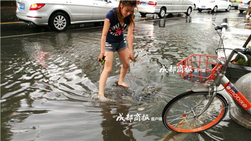 成都美女光腳清理下水道垃圾 獲網(wǎng)友點贊