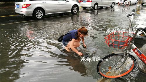 成都美女光腳清理下水道垃圾 獲網(wǎng)友點贊