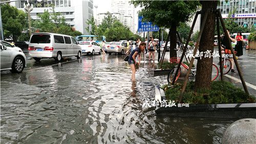 女孩光腳清下水道 網(wǎng)友點贊正能量