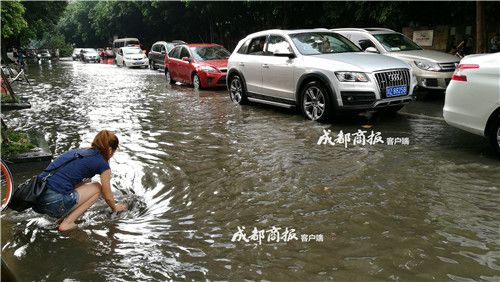 成都美女光腳清理下水道垃圾 獲網(wǎng)友點贊