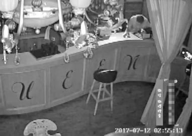 滿頭大汗盜走13元