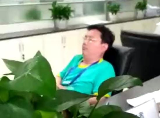 公務(wù)員上班睡覺不理辦事群眾