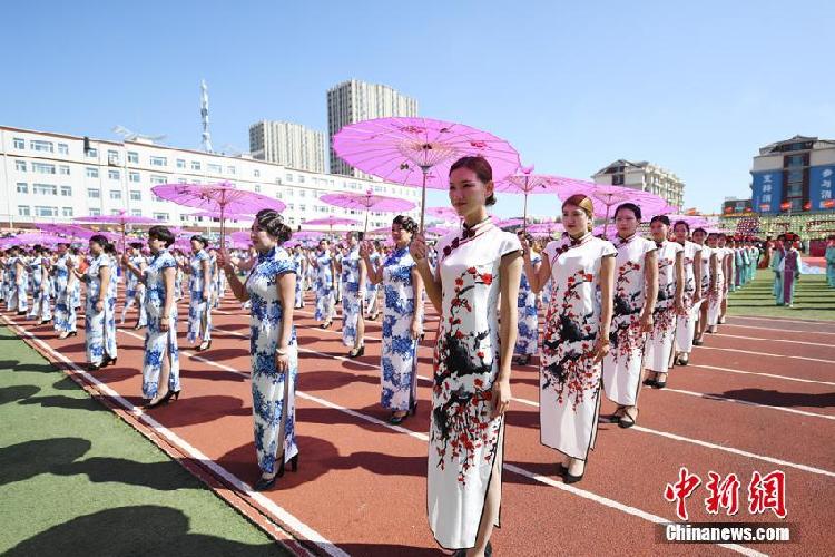 5599人同穿旗袍創(chuàng)吉尼斯世界紀(jì)錄