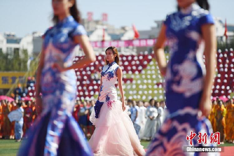 5599人同穿旗袍 打破吉尼斯世界紀(jì)錄