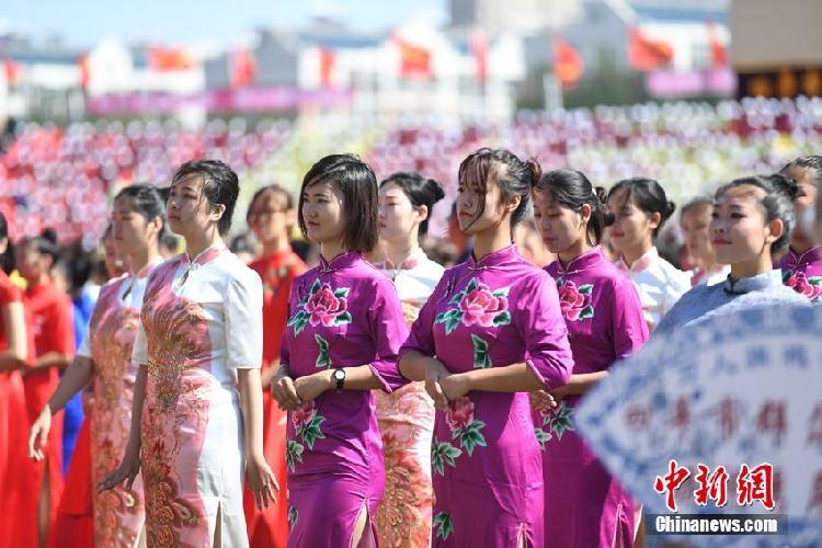5599人同穿旗袍創(chuàng)吉尼斯世界紀(jì)錄
