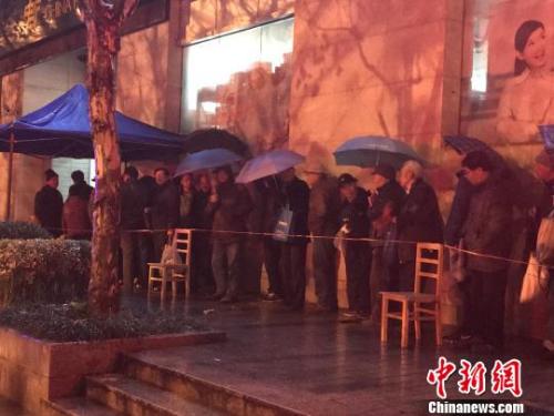市民排隊(duì)搶購狗票