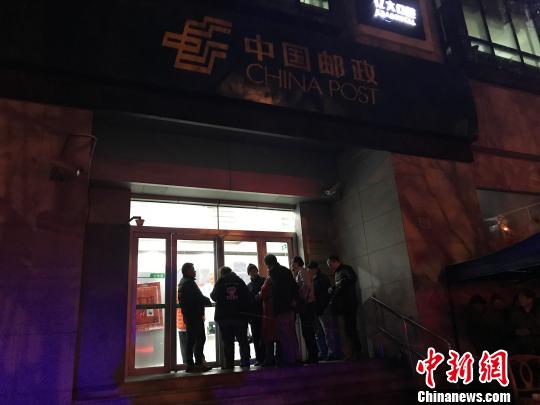 市民排隊(duì)搶購狗票
