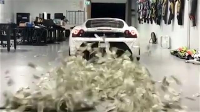 車尾噴出10萬(wàn)美元
