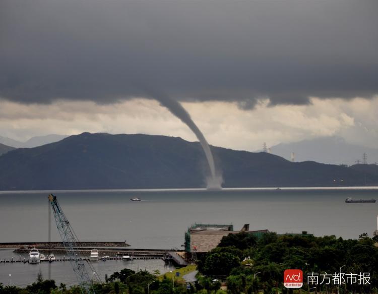 深圳突現巨龍吐水