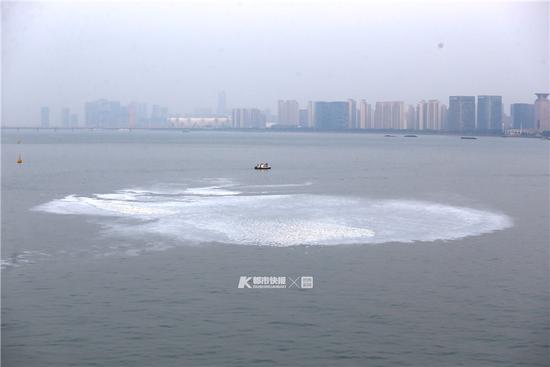 錢塘江現(xiàn)神秘漩渦