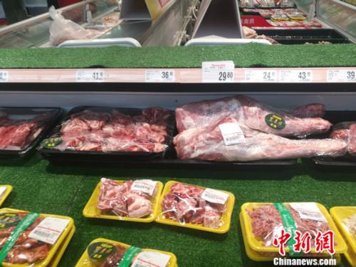 羊肉價格坐上火箭：北京羊肉漲價，12月漲到38元一斤了，北京羊肉還算便宜的，溫州鄉下一些菜市場賣的本地羊肉，去年就賣到60多元一斤了，到農村養殖戶買黑山羊價格更貴，要75元一斤，過年還會漲價。</