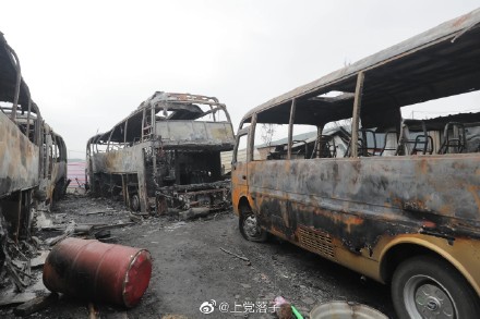 停車場內(nèi)客車被燒的只剩骨架