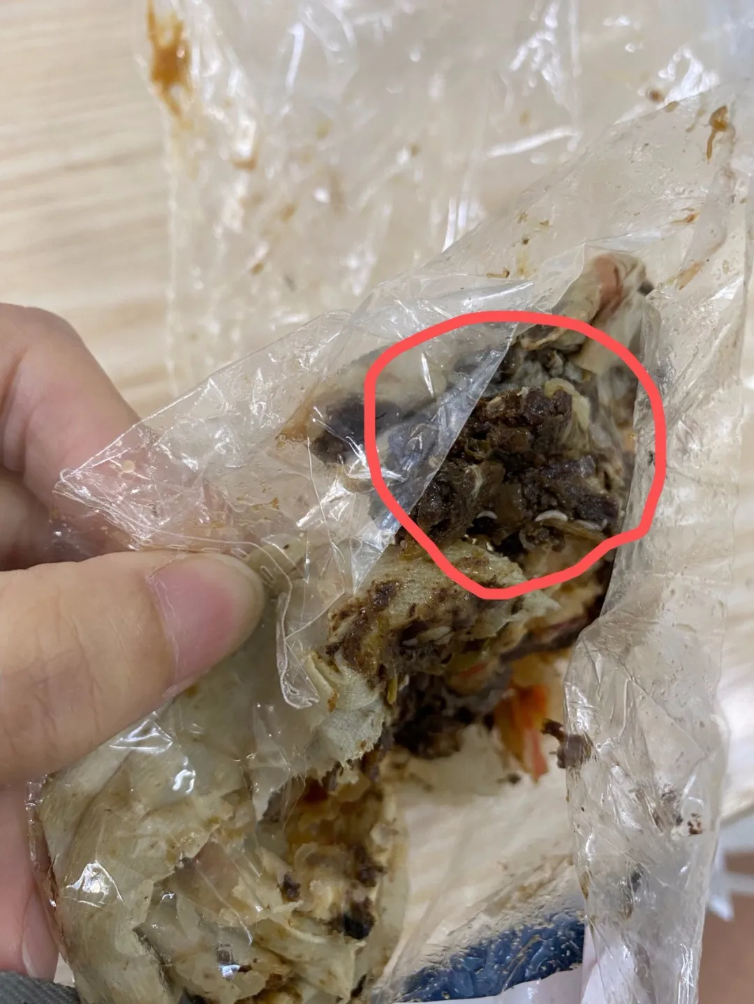 溫州一市民在大潤發(fā)月餅中吃出活蛆