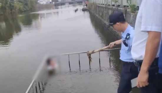 男孩稱被姐姐欺負跳河要求道歉