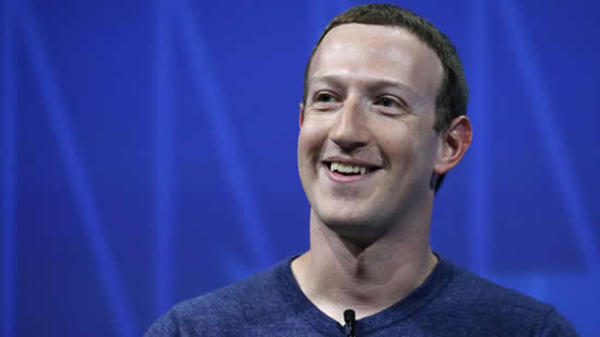 Facebook 創(chuàng)始人兼首席執(zhí)行官馬克·扎克伯格 (Mark Zuckerberg) 在 2018 年的巴黎活動中發(fā)表講話。