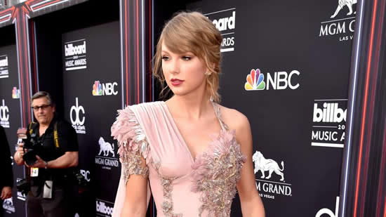 內(nèi)華達(dá)州拉斯維加斯 - 5月20日：泰勒·斯威夫特 (Taylor Swift) 出席2018年廣告牌音樂(lè)獎(jiǎng)?lì)C獎(jiǎng)典禮
