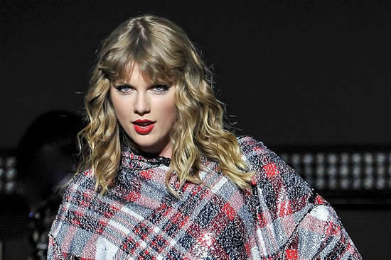 歌手泰勒·斯威夫特 (Taylor Swift) 現(xiàn)在的表演成績?yōu)?99.7！在 SAP 上展示 POPTOPIA 中心于 2017 年 12 月 2 日在加利福尼亞州圣何塞舉行。（史蒂夫詹寧斯/WireImage攝） 線象