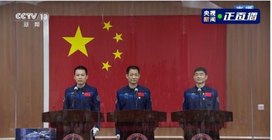 3位航天員在玻璃房?jī)?nèi)接受采訪