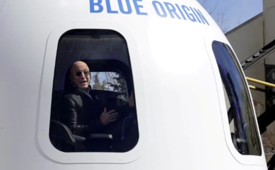 亞馬遜前任首席執(zhí)行官杰夫·貝索斯（Jeff Bezos）將踏上 Blue Origin 的處女航。