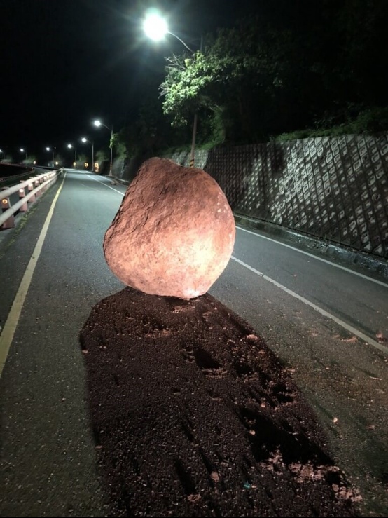 臺(tái)灣發(fā)生79起地震 10噸重巨石掉落