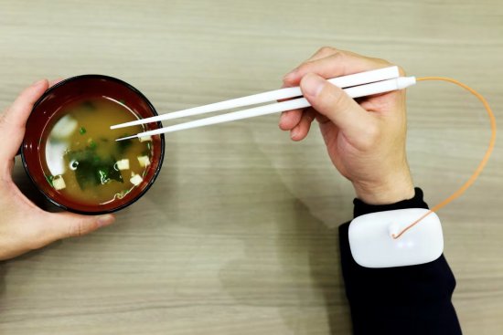 日本研究人員研制出電子筷子以增強(qiáng)咸味