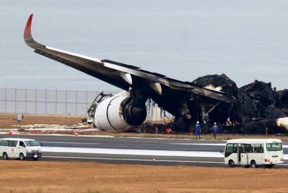 2024年1月3日，日本航空(JAL)的一架空客A350飛機在日本東京羽田國際機場與日本海岸警衛隊的飛機相撞后，官員們對一架被燒毀的飛機進行了調查。
