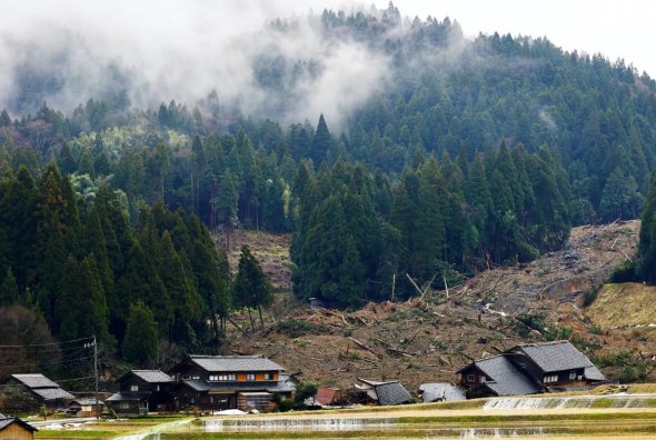 2024年1月7日，日本石川縣輪島山體滑坡和地震后受損房屋的景象。