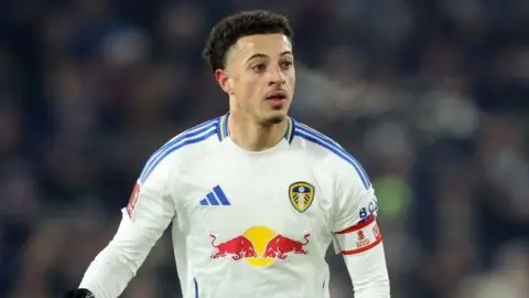 伊桑·安帕杜(EthanAmpadu)佩戴利茲聯(lián)隊(duì)隊(duì)長袖標(biāo)