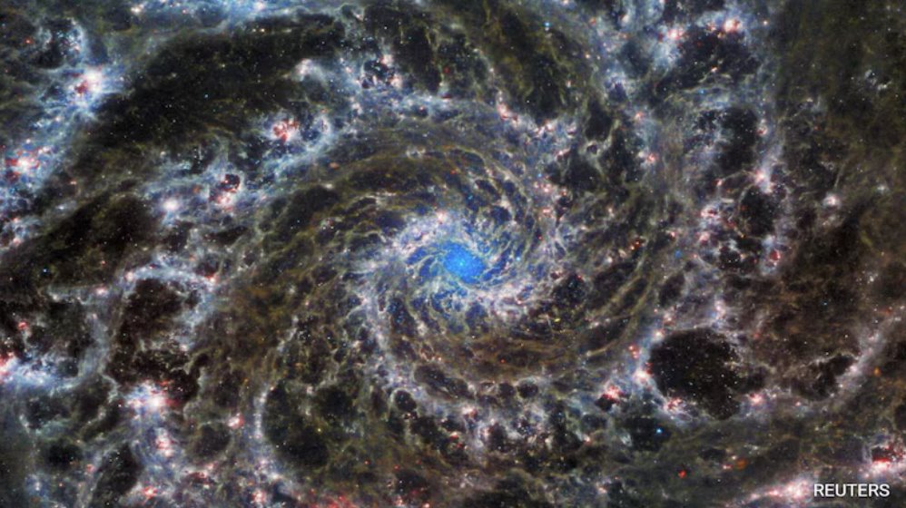 人們認(rèn)為暗物質(zhì)將星系拉到一起，而暗能量則將它們推開。
