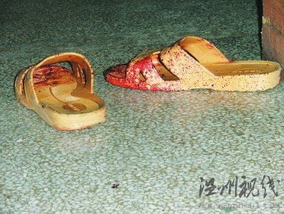 男子廣場上當眾割刺自己撞電桿(組圖)