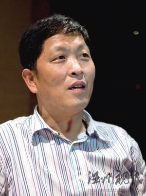 環(huán)境監(jiān)察隊(duì)長為工作衣服被抗法人員撕爛(圖)