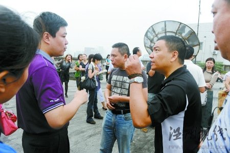 47名家長不滿入學分配帶孩子教體局樓頂抗議