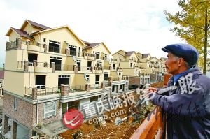 億萬富翁堵路圍毆交巡警續：自稱遭強拆傷面子