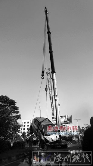 轎車越過(guò)7米寬花壇墜河沉底車內(nèi)人去向不明