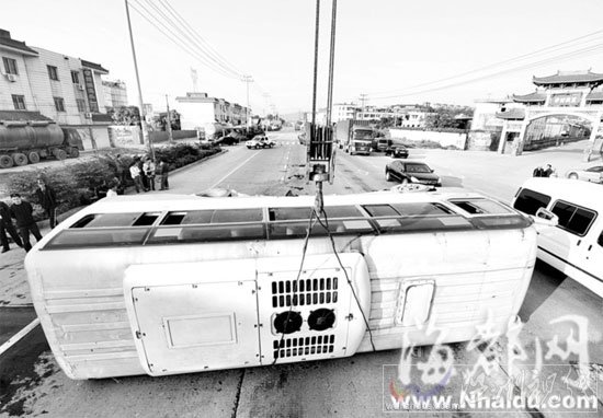 小車爆胎車輪飛出中巴客車為躲避失控側翻(圖)