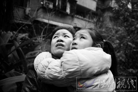 母女望著濃煙滾滾的家驚魂未定