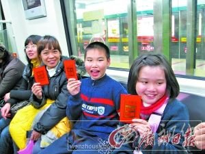 在地鐵8號線幾位乘客收到紅包后個個開心。 記者黎亮攝