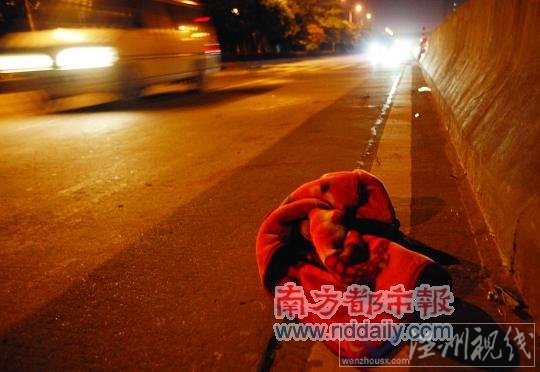目擊者稱，一輛商務(wù)車將正在過馬路的唐福萬撞飛后，他的女兒嬌兒飛落在地，被隨后駛來的一輛面包車軋過頭部和身體，當(dāng)場身亡。 