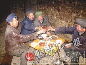 請來鄰居翻修房屋，老廖（左一）很高興。
