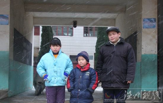 李福園和一對(duì)年幼的孩子
