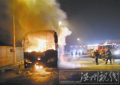 乘客被疏散后，消防人員噴水滅火。